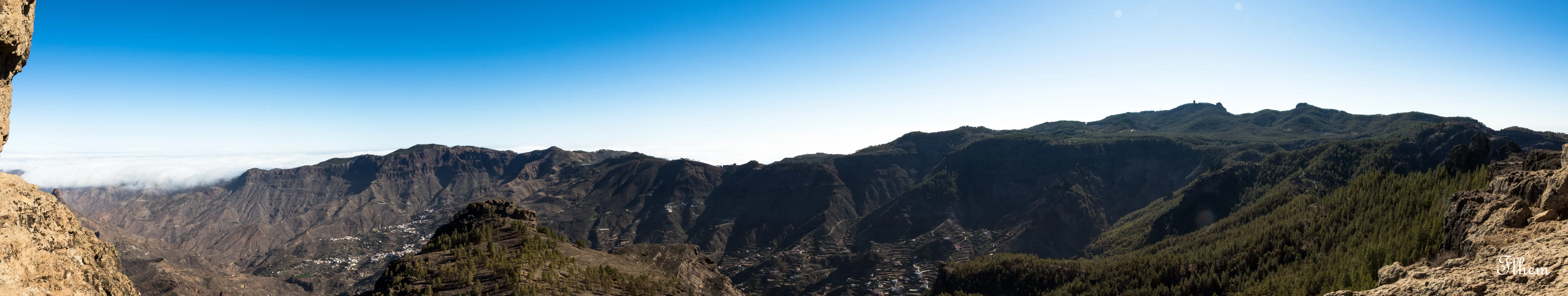 Panorama d'une chaîne de montagnes sous un ciel bleu profond