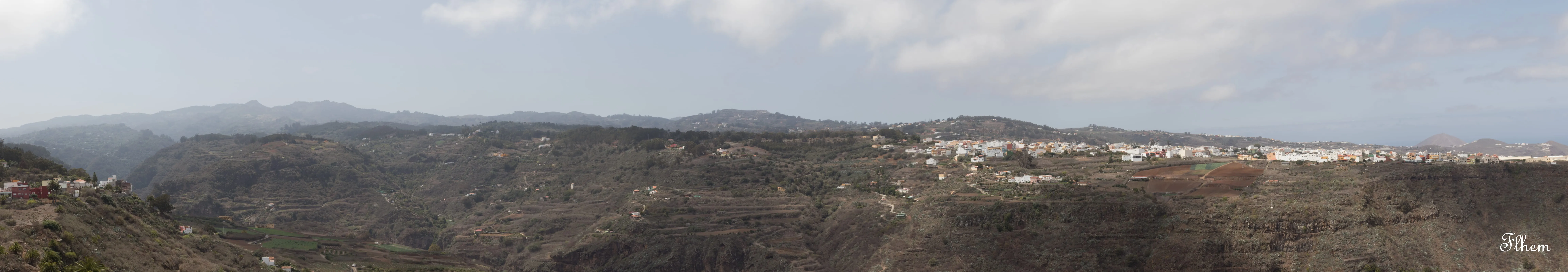 Panorama d'un plateau vallonné jusqu'à la côte sous un ciel voilé